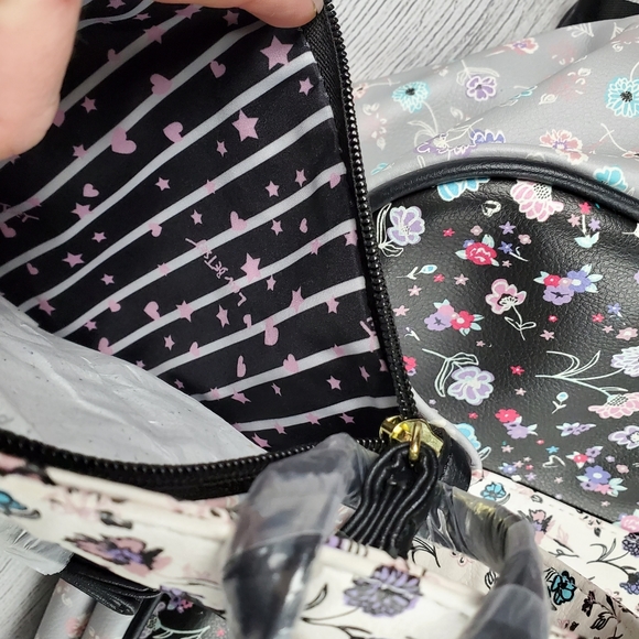 Betsey Johnson Weekender Floral Matching Wristlet - Picture 11 of 16